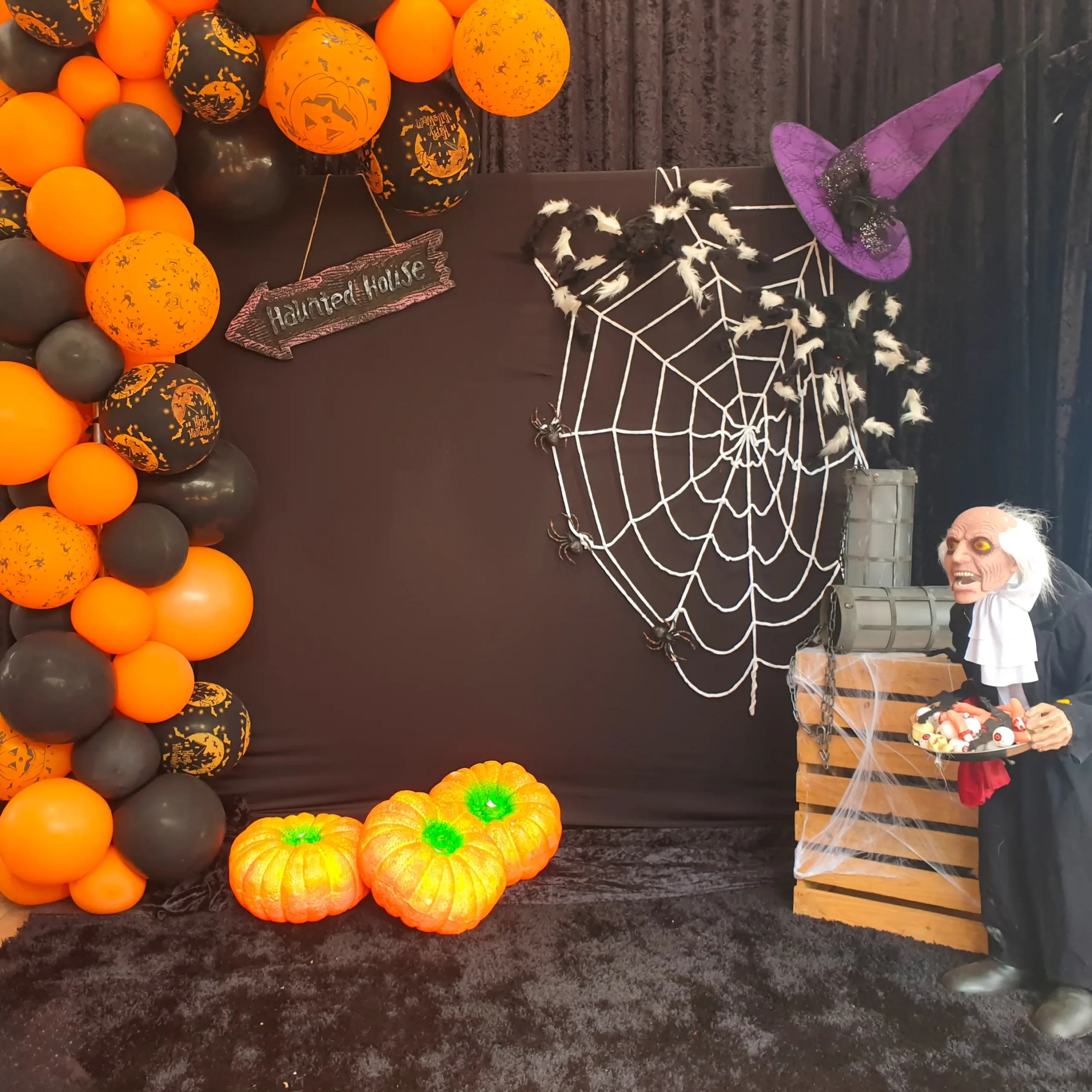 Halloween balloon backdrop with orange and black balloons