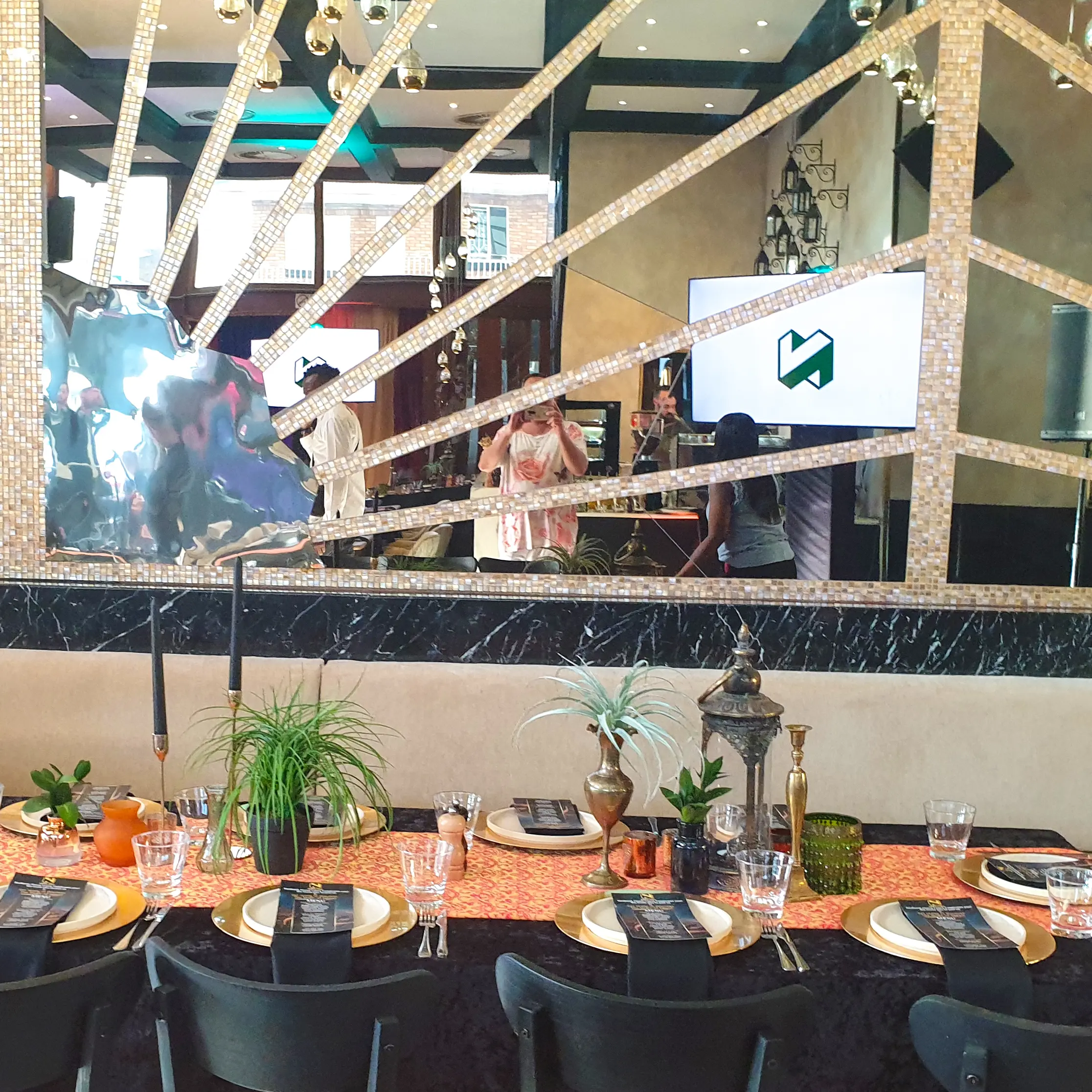 Corporate dinner table décor with mirrors and illuminated accents