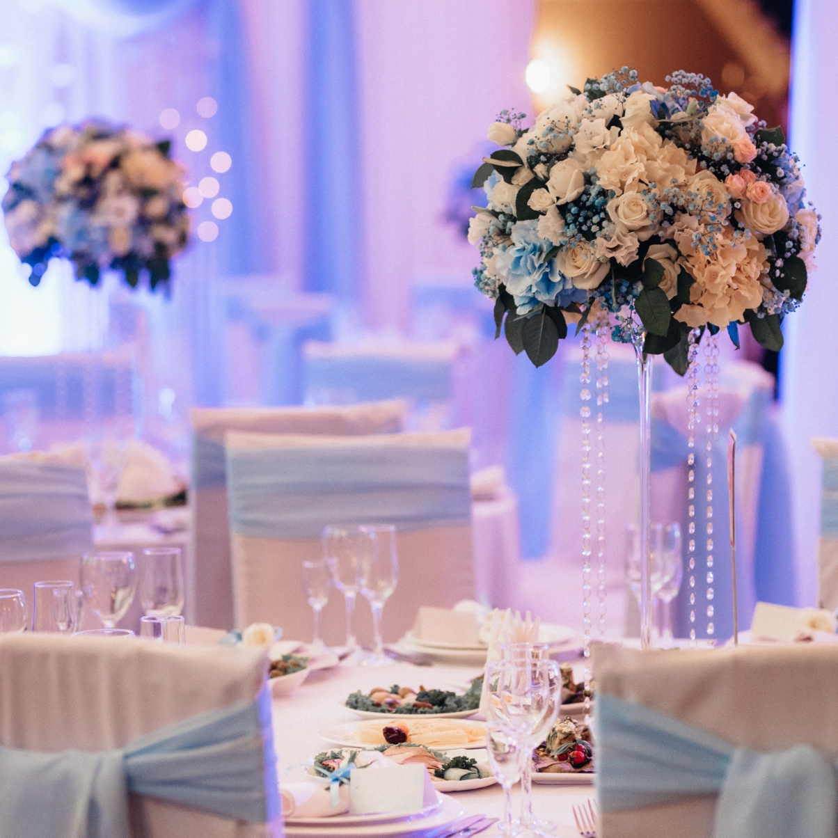 Elegant wedding table décor with blue and white floral centrepieces